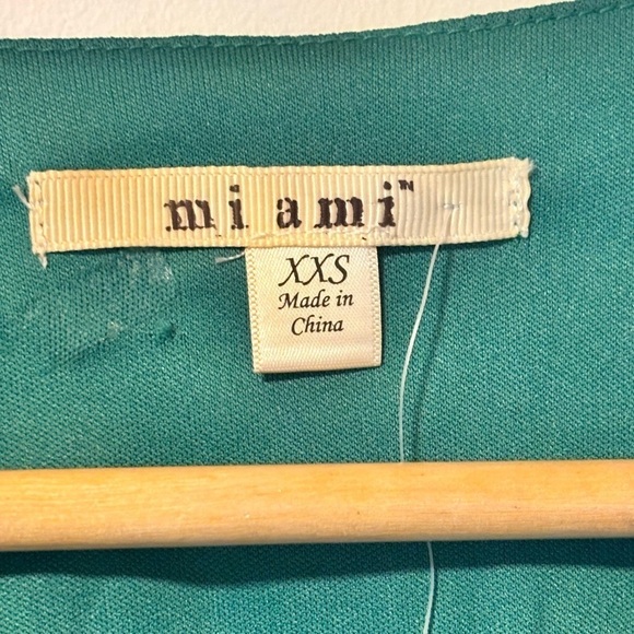 Miami- NET beautiful green embroidered crop top - Picture 2 of 6